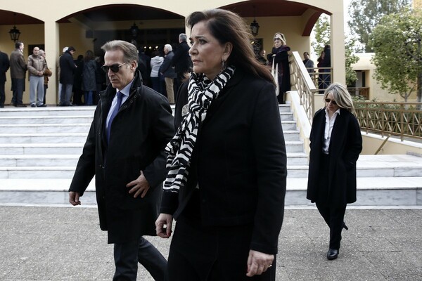 Πολιτικοί, δημοσιογράφοι και φίλοι στην κηδεία του Βασίλη Μπεσκένη που πέθανε στα 43 του