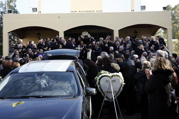 Πολιτικοί, δημοσιογράφοι και φίλοι στην κηδεία του Βασίλη Μπεσκένη που πέθανε στα 43 του