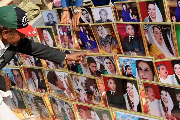 Χιλιάδες Πακιστανοί τιμούν τη μνήμη της Μπεναζίρ Μπούτο, 10 χρόνια μετά τη δολοφονία της