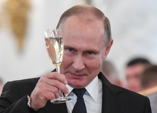 Ο Πούτιν ευχήθηκε στους Ρώσους «να δουν να γεννιούνται παιδιά» το 2018