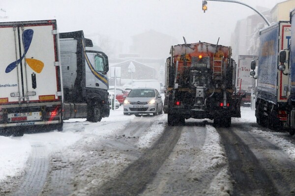 Χιονοθύελλα στην Ισπανία - Οδηγοί παρέμειναν εγκλωβισμένοι όλη τη νύχτα μέσα στα αυτοκίνητά τους