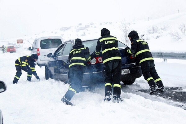 Χιονοθύελλα στην Ισπανία - Οδηγοί παρέμειναν εγκλωβισμένοι όλη τη νύχτα μέσα στα αυτοκίνητά τους