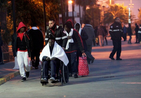 Β. Αφρική: Περισσότεροι από 200 μετανάστες πέρασαν στο ισπανικό έδαφος