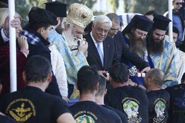 Τα ΟΥΚ βούτηξαν στον Πειραιά για τον Τίμιο Σταυρό- ΒΙΝΤΕΟ
