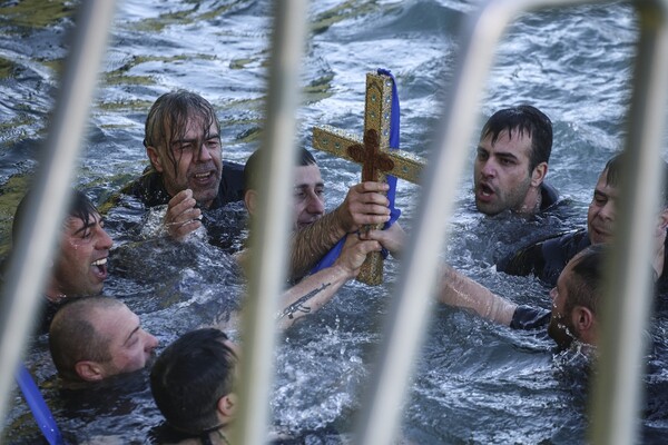 Τα ΟΥΚ βούτηξαν στον Πειραιά για τον Τίμιο Σταυρό- ΒΙΝΤΕΟ