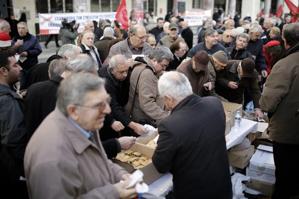 Θεσσαλονίκη: Διαμαρτυρία συνταξιούχων με ένα τεράστιο πανό, συνθήματα, κρασί και μελομακάρονα