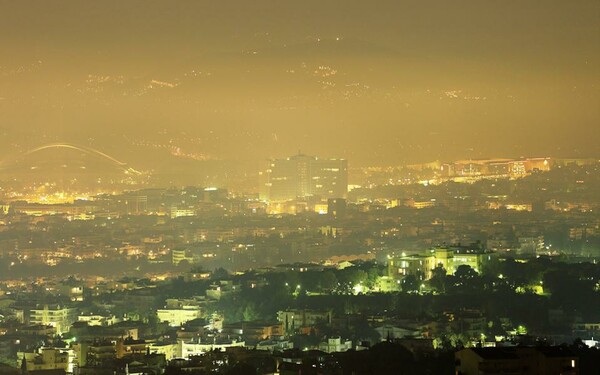 «Αποπνικτική» η νύχτα των Χριστουγέννων με αιθαλομίχλη να καλύπτει Αθήνα και Θεσσαλονίκη