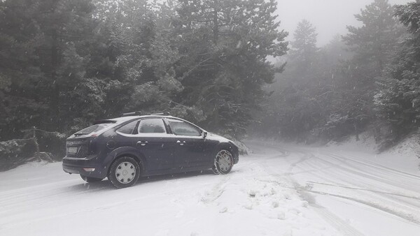 Επιχειρήσεις αποχιονισμού σε Πάρνηθα, Μαλακάσα, Βίλια