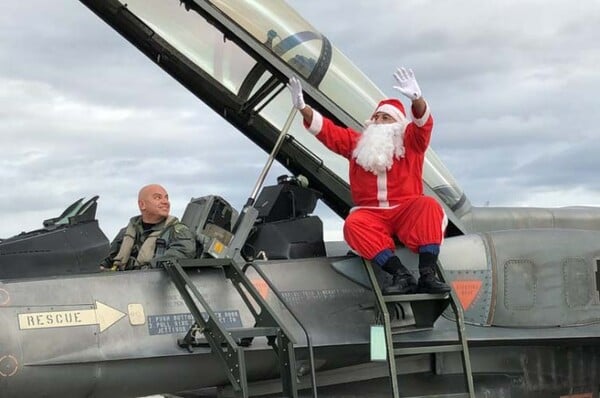 Ο Άγιος Βασίλης έφτασε πανηγυρικά με F-16 στη Λάρισα και μοίρασε δώρα - Βίντεο