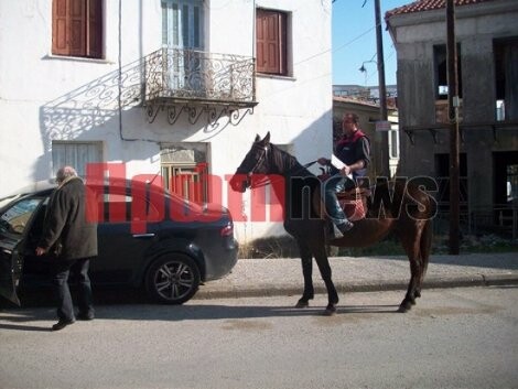 Mε άλογο στην εφορία για να παραδώσει πινακίδες