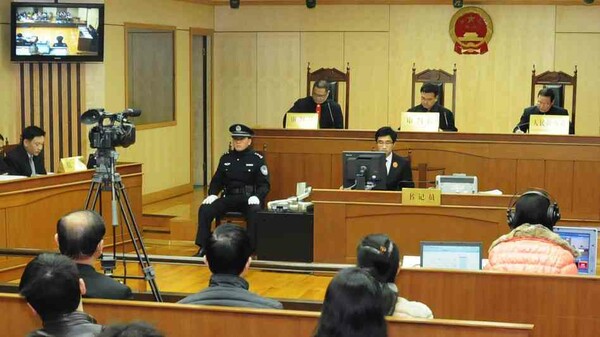 Σε θάνατο καταδικάστηκε Κινέζος αστυνομικός που σκότωσε έγκυο
