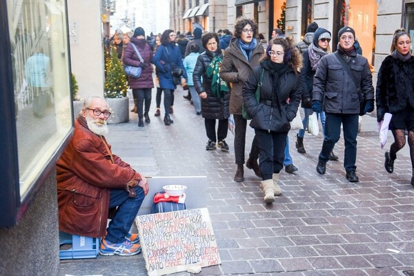 Δήμαρχος στην Ιταλία απαγόρευσε την επαιτεία στους δρόμους τις ημέρες των εορτών