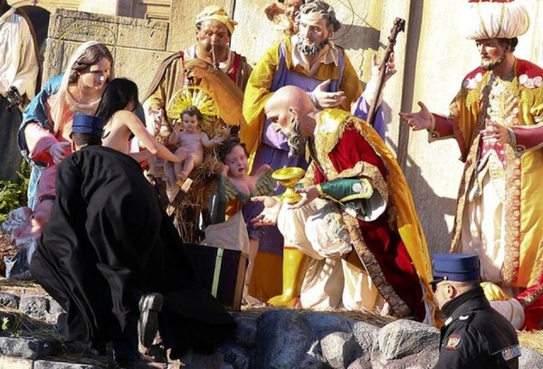 Ημίγυμνη Femen προσπάθησε να αρπάξει το Θείο Βρέφος από τη φάτνη στην Πλατεία του Αγίου Πέτρου