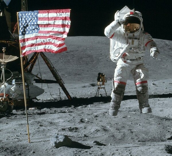 Πέθανε ο Τζον Γιάνγκ, ο αστροναύτης του Apollo που περπάτησε στο φεγγάρι