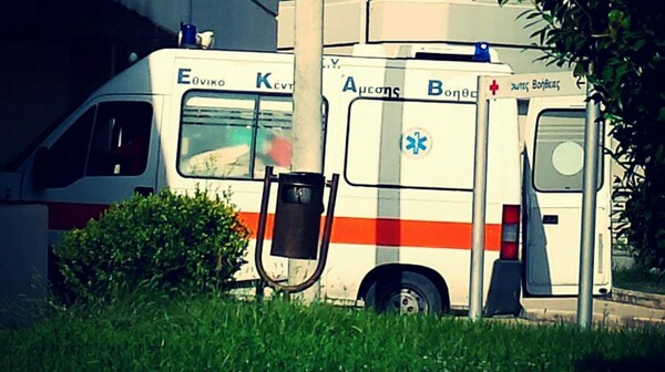 Σε κρίσιμη κατάσταση άντρας στα Τρίκαλα - Παρασύρθηκε από το δικό του αυτοκίνητο