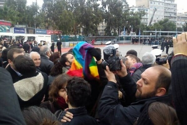 Δήμαρχος Πειραιά: «Απέχθεια για το φιλί των gay”