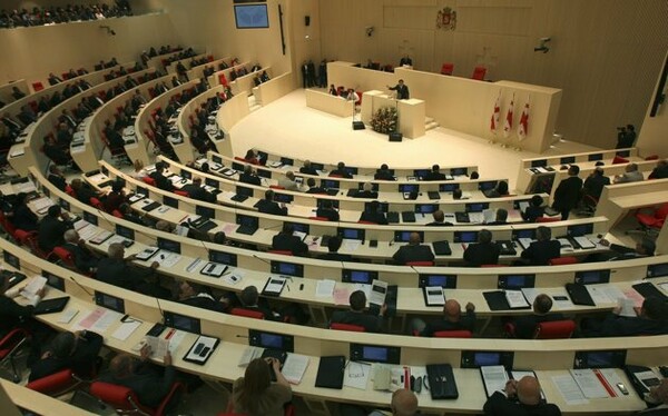 Η συζήτηση στη Βουλή για τις διαδηλώσεις στην Ουκρανία οδήγησε σε ξύλο