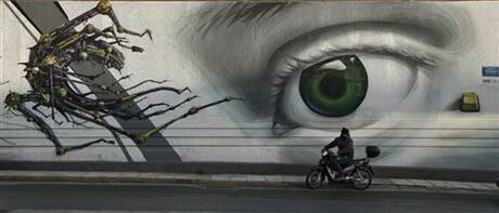 Associated Press: «Στην Αθήνα βάνδαλοι ψεκάζουν τις σκέψεις τους στους τοίχους»