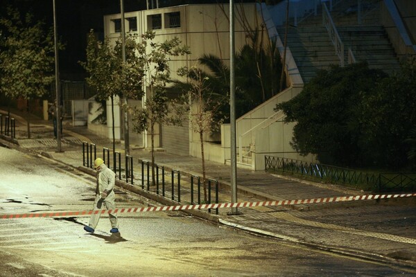 Έκρηξη βόμβας στο Εφετείο Αθηνών - Πυροβόλησαν τον φύλακα και διέφυγαν με βαν οι δράστες (upd)