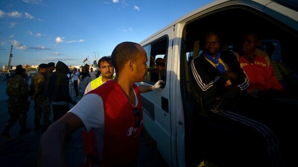 Εκκενώνεται το κέντρο κράτησης μεταναστών στη Λαμπεντούζα
