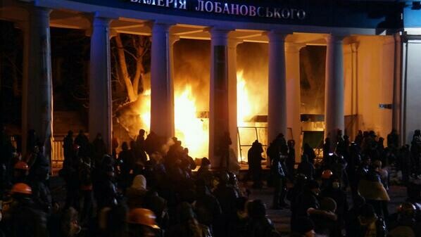 Χάος στο Κίεβο - Πεδίο μάχης μετά την απογευματινή διαδήλωση το κέντρο