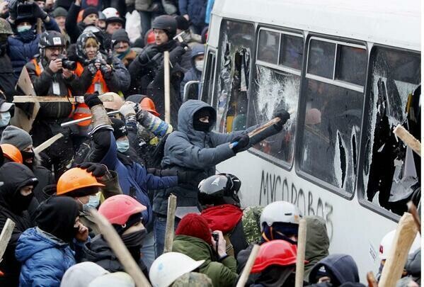 Χάος στο Κίεβο - Πεδίο μάχης μετά την απογευματινή διαδήλωση το κέντρο