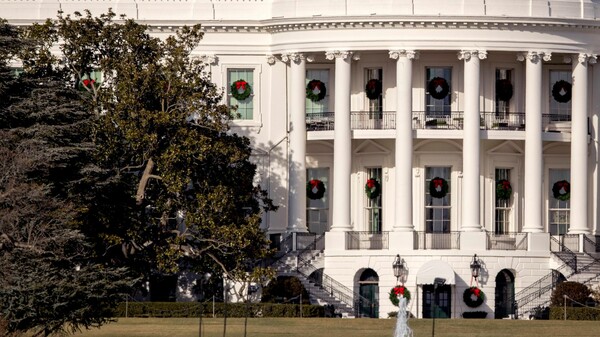 Το ζεύγος Τραμπ αποφάσισε να «κόψει» ένα από τα αρχαιότερα και πιο εμβληματικά δέντρα του Λευκού Οίκου