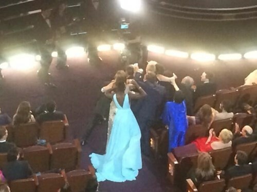 Και η Λάιζα Μινέλι προσπάθησε να χωρέσει στη θρυλική selfie...