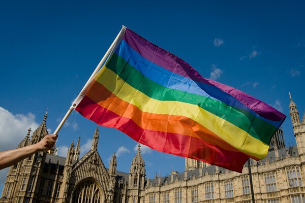 Νόμιμοι οι γάμοι μεταξύ ομοφυλοφίλων σε Αγγλία και Ουαλία