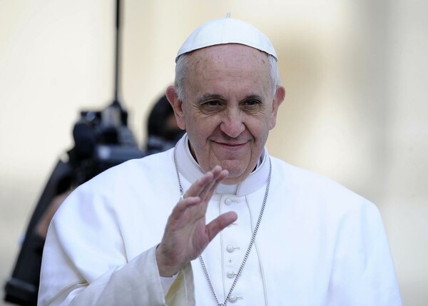 Ο Πάπας Φραγκίσκος βγαίνει τα βράδια από το Βατικανό και βοηθά φτωχούς
