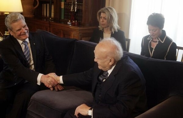 Το ζήτημα των γερμανικών αποζημιώσεων έθεσε ο Παπούλιας