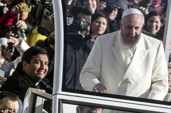Ο Πάπας πήγε βόλτα με το "παπικό" όχημα έναν παλιό του φίλο