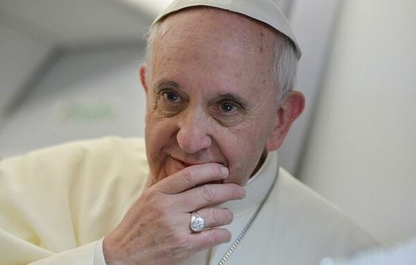 O Πάπας βγαίνει μεταμφιεσμένος τη νύχτα από το Βατικανό