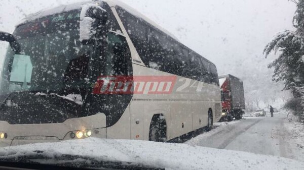 Καλάβρυτα: Απεγκλωβίστηκαν το λεωφορείο και τα αυτοκίνητα - Συνεχίζεται η πυκνή χιονόπτωση
