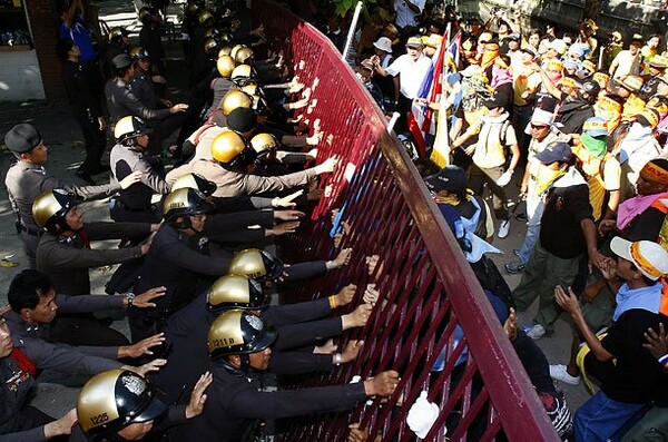 Επιθέσεις σε αντικυβερνητικούς διαδηλωτές στην Μπανγκόκ