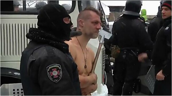 Οργή στην Ουκρανία από video κακοποίησης γυμνού διαδηλωτή
