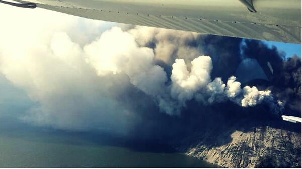 Ηφαίστειο που θεωρούνταν ανενεργό «ξύπνησε» ξαφνικά στην Παπούα Νέα Γουινέα - Οι κάτοικοι εγκατέλειψαν το νησί