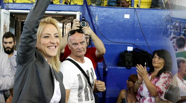 Με πολιτικό όρκο και τον Τσίπρα δίπλα της ορκίστηκε η Δούρου