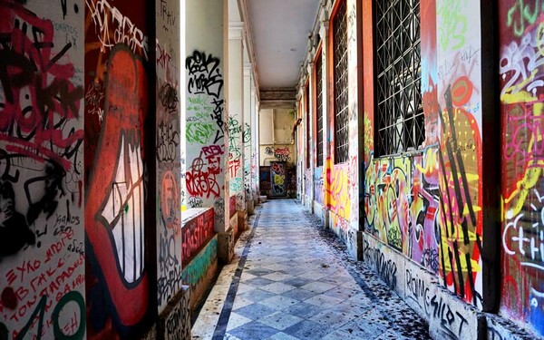 Εικόνες «εγκατάλειψης» στο Πολυτεχνείο - Γκράφιτι, σκουπίδια και ζημιές παντού