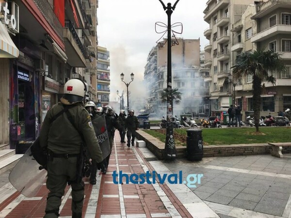 Χημικά και επεισόδια στο κέντρο της Θεσσαλονίκης - Φωτιά σε κτίριο υπό κατάληψη