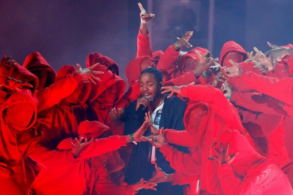 Grammys 2018 - Η εντυπωσιακή έναρξη με την πολιτικά φορτισμένη ερμηνεία του Kendrick Lamar