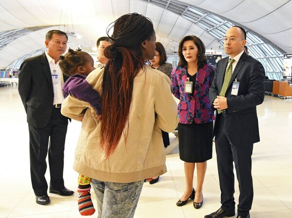 Η οικογένεια που ζούσε στο αεροδρόμιο της Μπανγκόκ εδώ και τρεις μήνες κατάφερε επιτέλους να φύγει