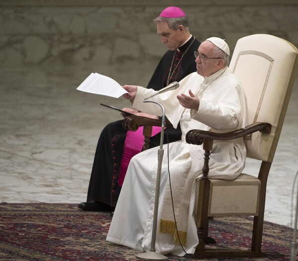 Ο Πάπας Φραγκίσκος «ντρέπεται» για λογαριασμό των παιδεραστών κληρικών