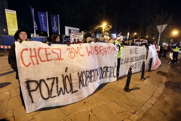 H Πολωνία σκληραίνει τη στάση της στις αμβλώσεις