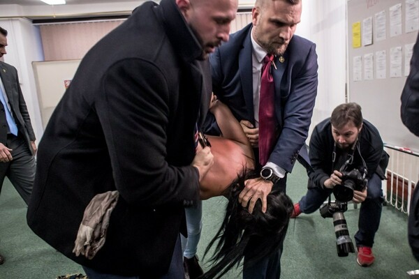 Γυμνόστηθη Femen επιτέθηκε φραστικά στον πρόεδρο Ζέμαν αποκαλώντας τον «πόρνη του Πούτιν»