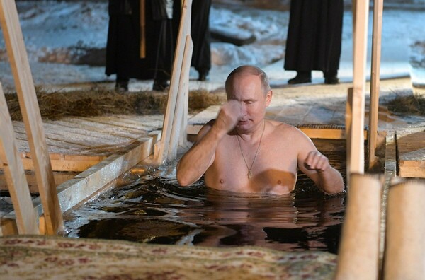 Ο Πούτιν βούτηξε στα παγωμένα νερά για τον σταυρό στα Θεοφάνεια της Ρωσίας