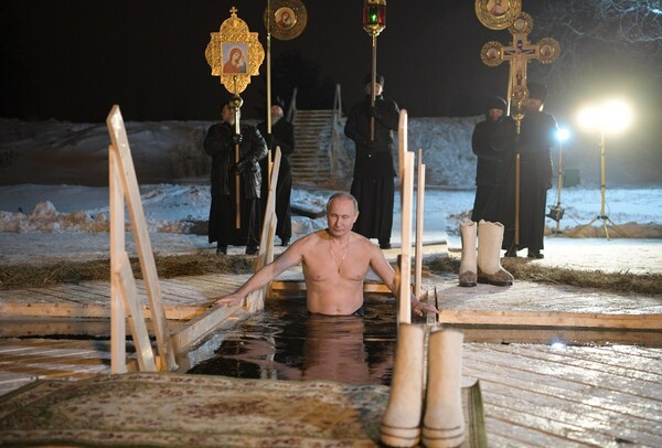 Ο Πούτιν βούτηξε στα παγωμένα νερά για τον σταυρό στα Θεοφάνεια της Ρωσίας
