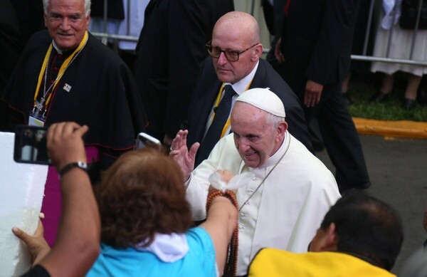 Ο Πάπας Φραγκίσκος έφτασε στο Περού και ο πρόεδρος τού ζητά βοήθεια να ξεπεραστεί η κρίση
