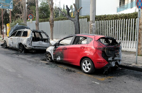 Έκαψαν αυτοκίνητα στη Φιλοθέη