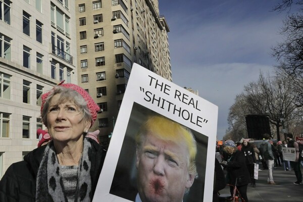 Μεγαλειώδεις πορείες κατά του Τραμπ στις ΗΠΑ - Οι γυναίκες στους δρόμους με σύνθημα «Βγείτε να ψηφίσετε»